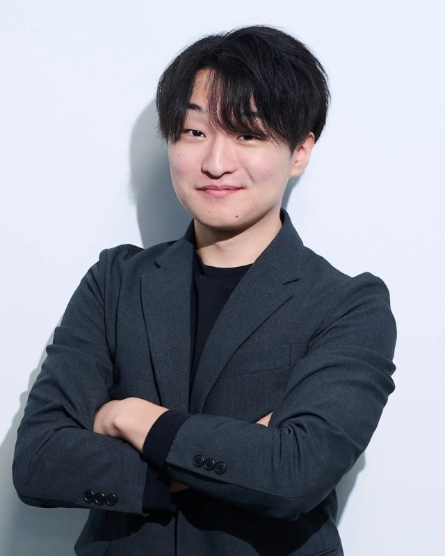 男性,日本人,アジア人,スーツ,笑顔,ポートレート,ビジネス,白背景,腕組み,真面目,若者