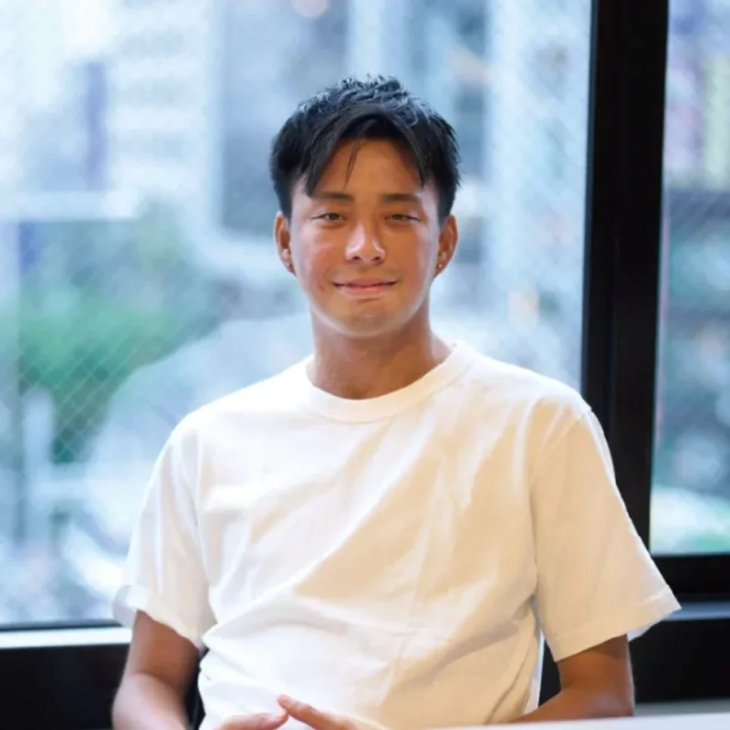 白いTシャツを着た若い男性のポートレート