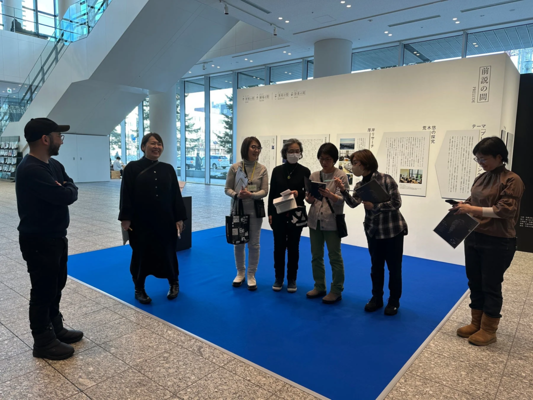 美術館内で人々が展示を囲む様子