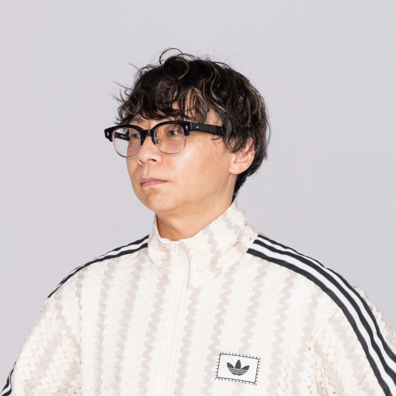アディダスのトラックジャケットを着用した男性のポートレート