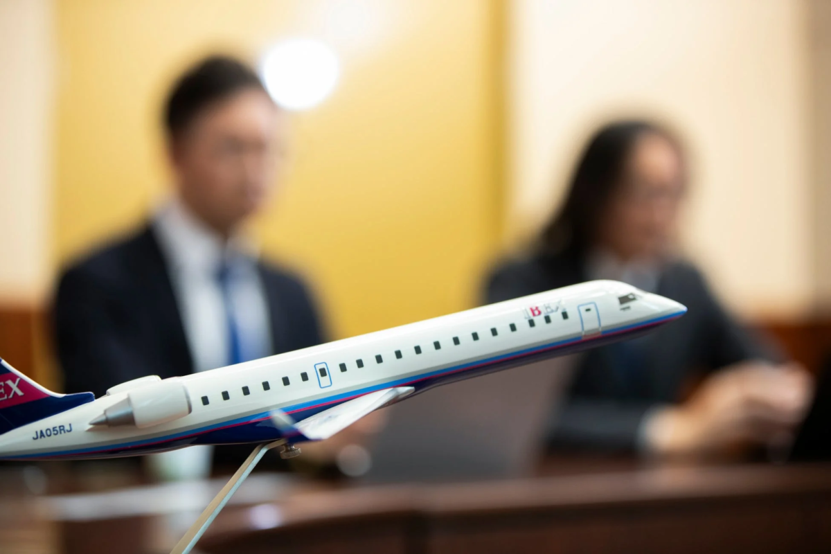 IBEXエアラインズの航空機模型とビジネスパーソン
