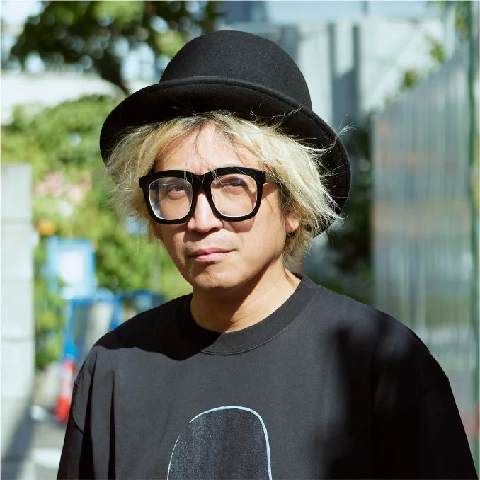 金髪と黒いボウラーハットを着用した千原徹也氏のポートレート