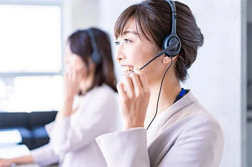 コールセンター,オペレーター,カスタマーサービス,女性,ビジネス,ヘッドセット,笑顔,職場,接客,サービス業