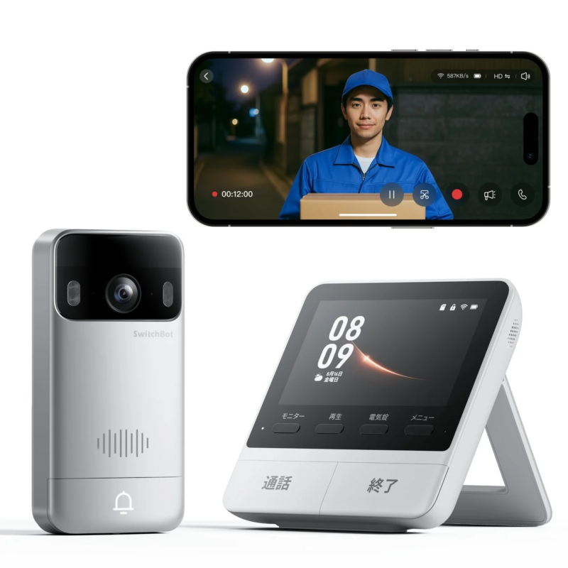 SwitchBotのスマートドアホンと室内モニターが写っており、スマートフォン画面には配達員が映し出され、訪問者の確認や宅配便の受け取りに活用されている様子を示しています。室内モニターには日付や時刻、操作ボタンが表示されています。