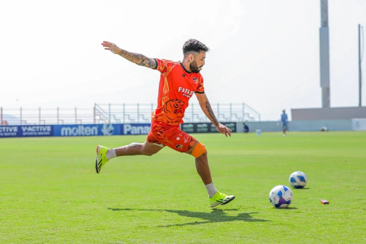 サッカー選手がジャンプしている画像