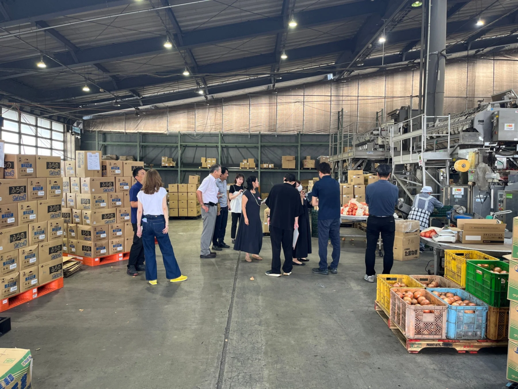 玉ねぎの倉庫でグループが話している様子