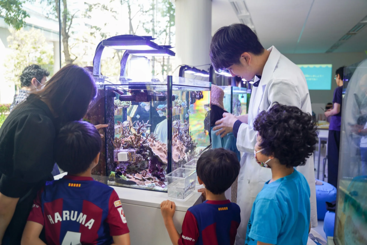 水族館で子供たちに説明