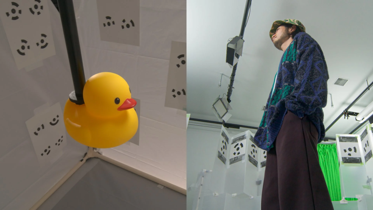 アヒルと人物がスタジオのような空間にいる画像