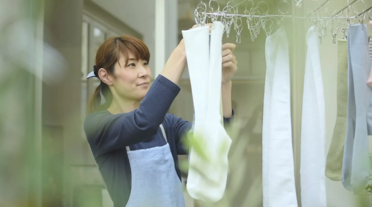 洗濯物を干す女性