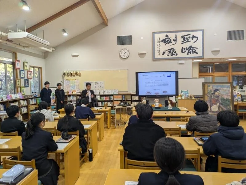 授業の様子：生徒たちが説明を聞いている