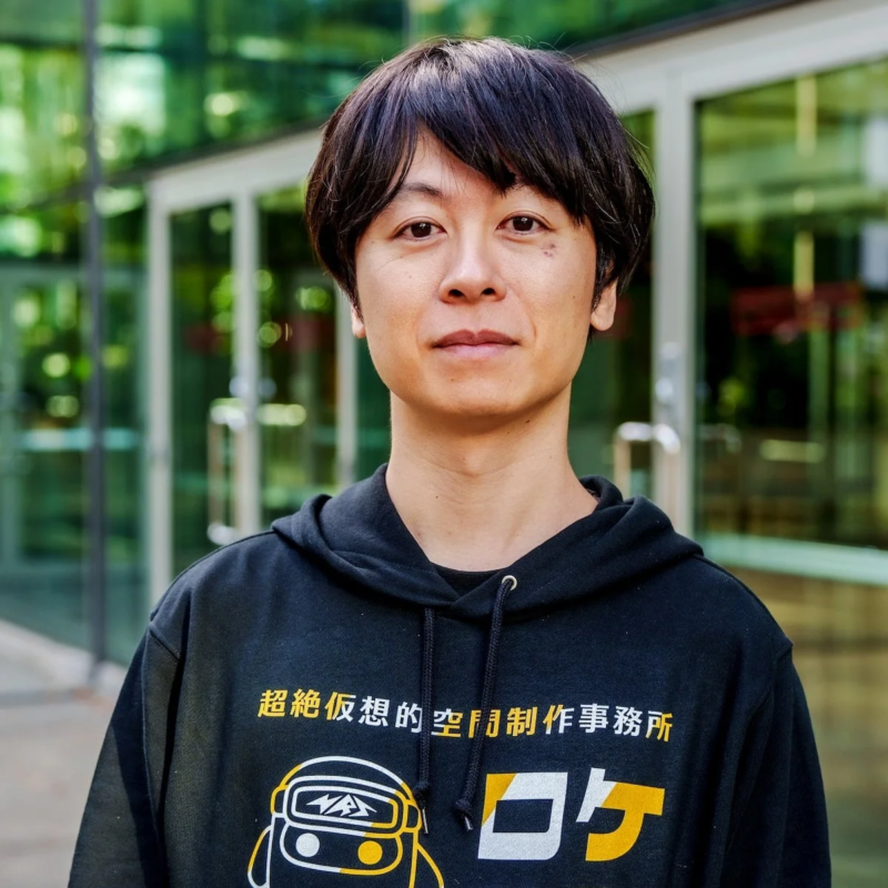 黒いフーディーを着た日本人男性のポートレート