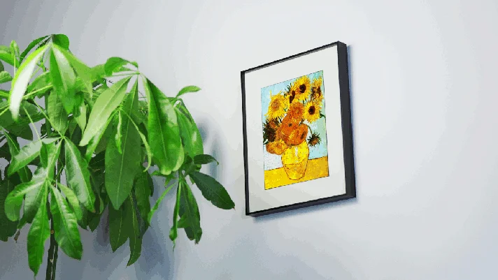 ひまわりの絵画の横に、鮮やかな緑色の観葉植物