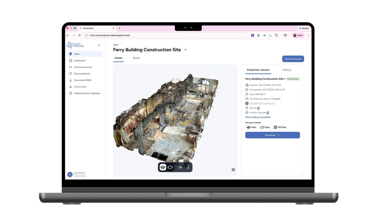 Scaniverseウェブアプリで建設現場の3Dモデルが表示されたノートPC