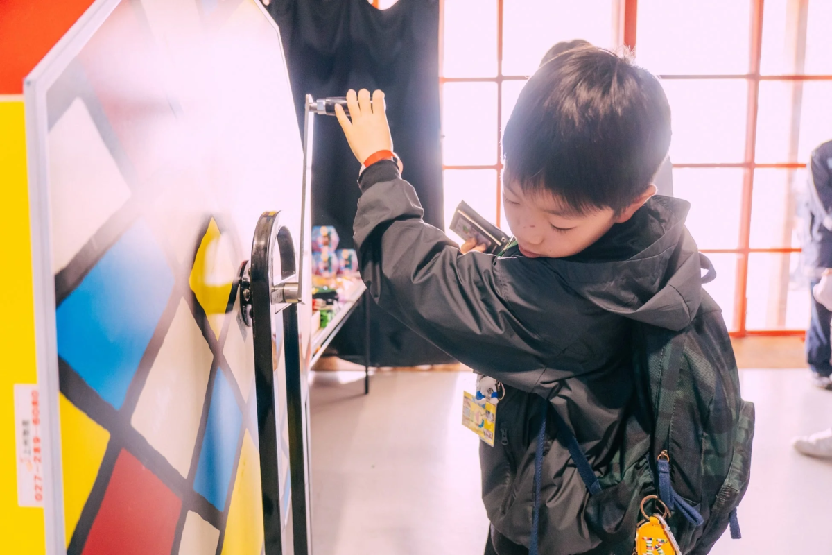 抽選会で遊ぶ子ども