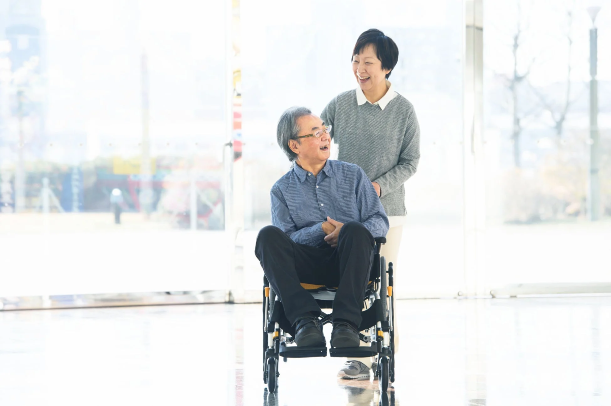 高齢者、車椅子、介護、介助、夫婦、笑顔、室内