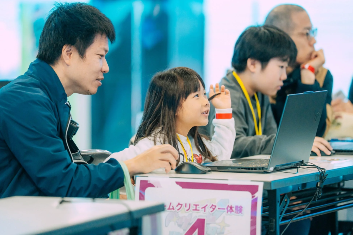 ゲームクリエイター体験ブースで熱心に作業する子どもたち