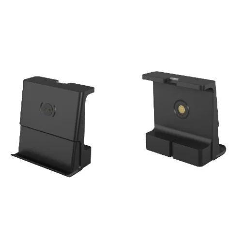 白背景に2つの黒いプラスチック製部品が並べられています。左の部品には丸い窪みがあり、右の部品には金色の接点が見られます。これらは電子機器のアクセサリーやパーツであると考えられます。