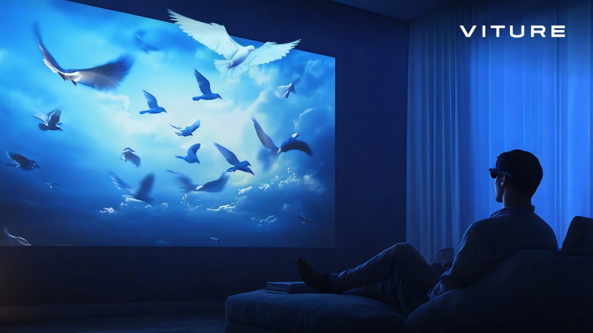 スマートグラスで映像を見る人物