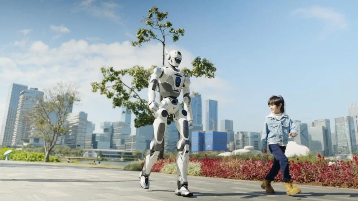 晴れた日の都市公園で、少年と白いヒューマノイドロボットが並んで散歩している様子