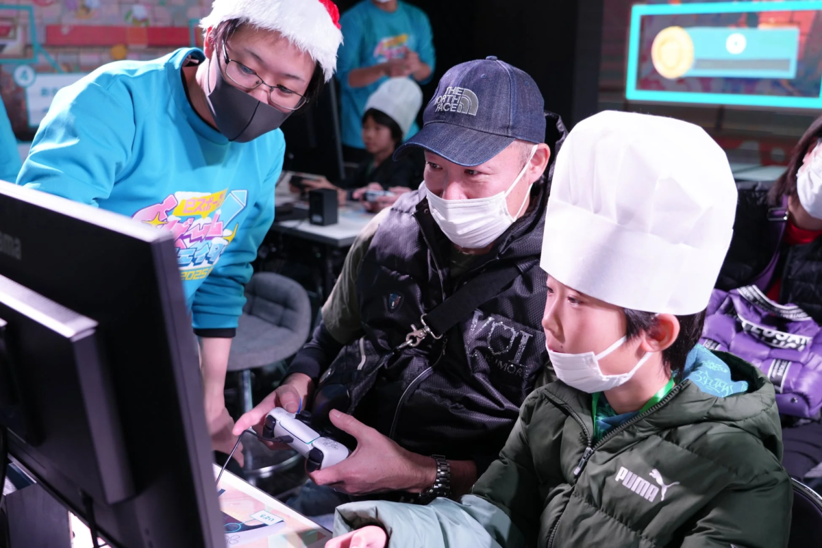 クッキングチャレンジでゲームを教わる子どもたち