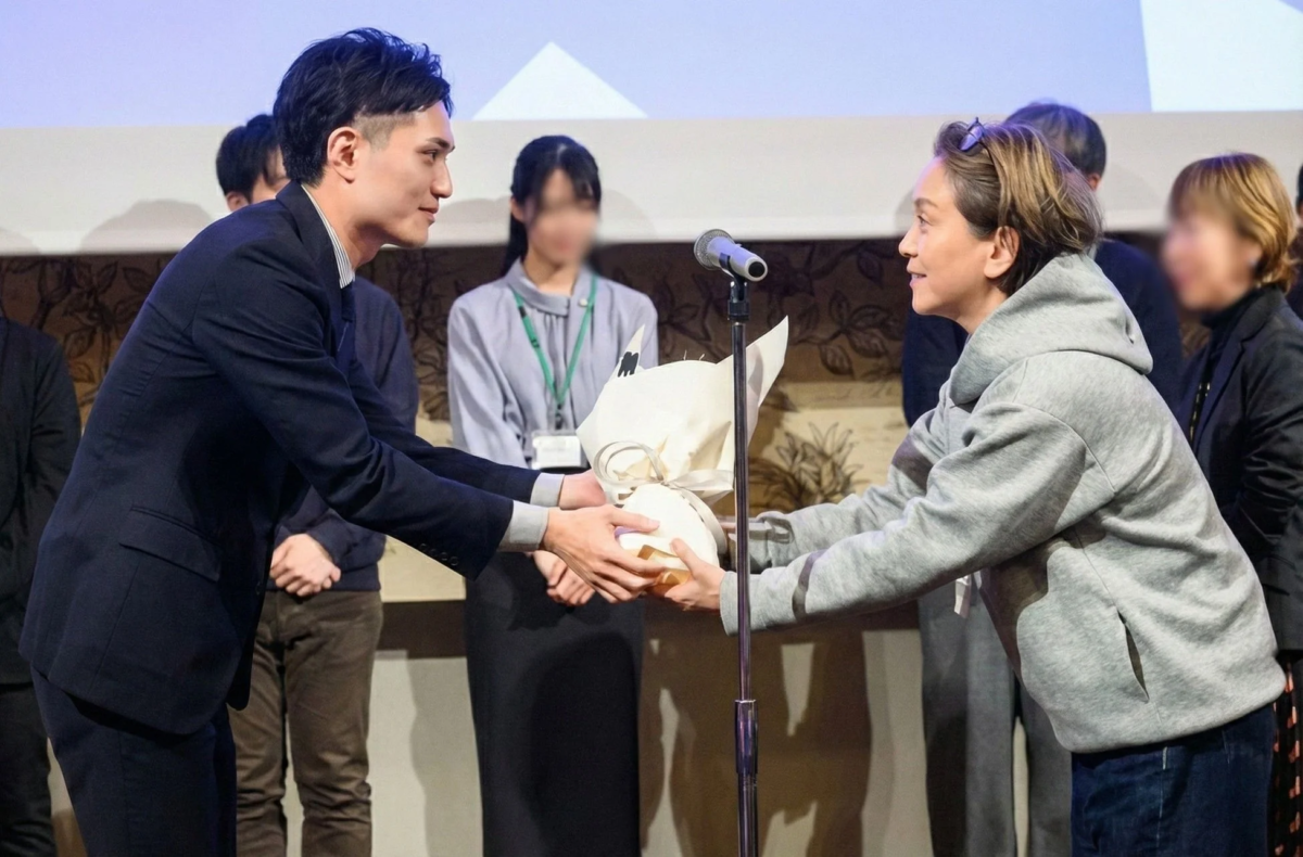 授賞式での贈呈の様子