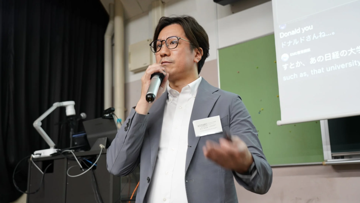 男性、講演、電通国際情報サービス