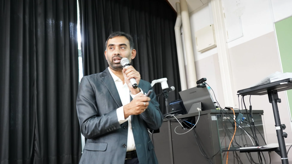 男性、講演、スーツ