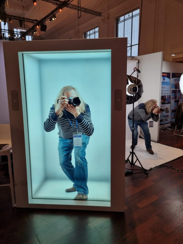 写真家がブース内で撮影