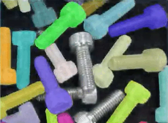 カラフルなボルトと金属製ボルト