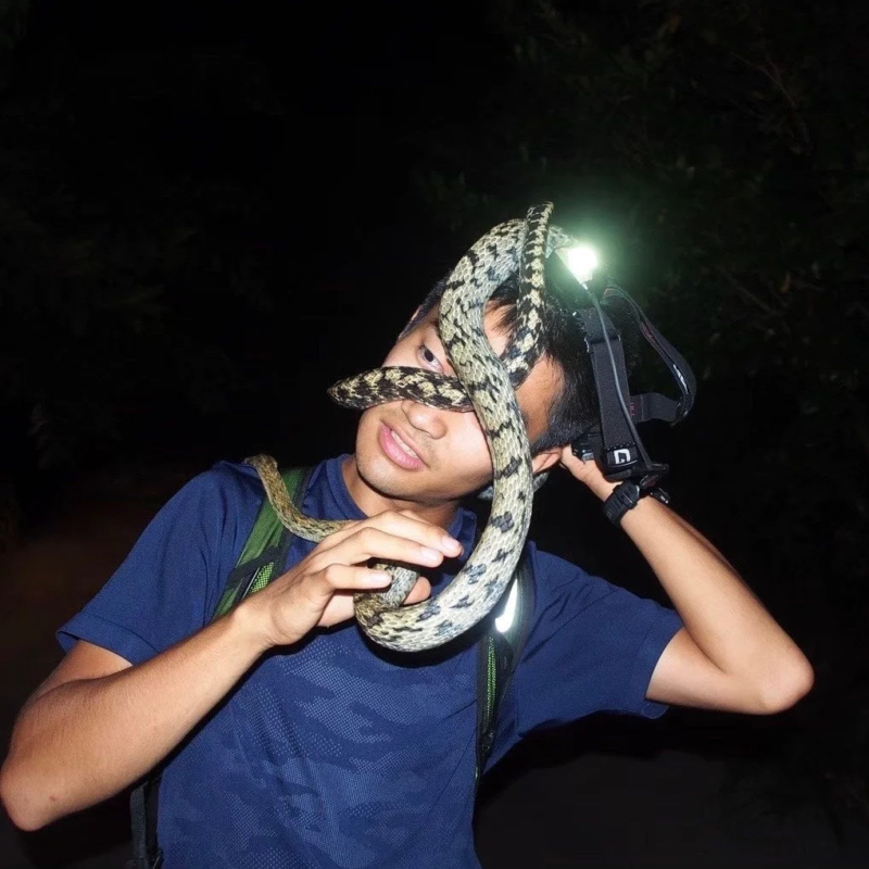 蛇を巻いた人物