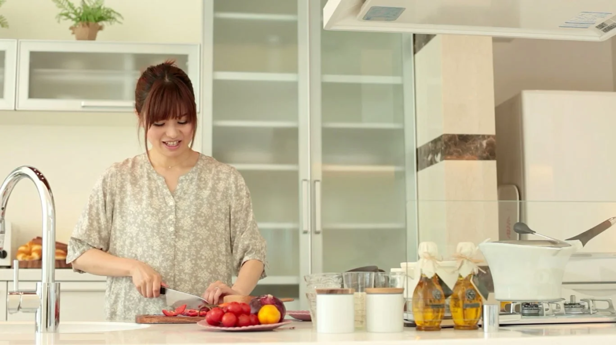 野菜を切る女性