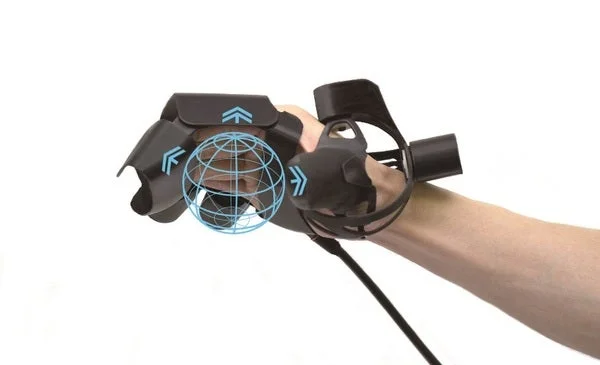 手に装着された黒いデバイスが、青いワイヤーフレームの地球儀と矢印のデジタル表示と共に描かれています