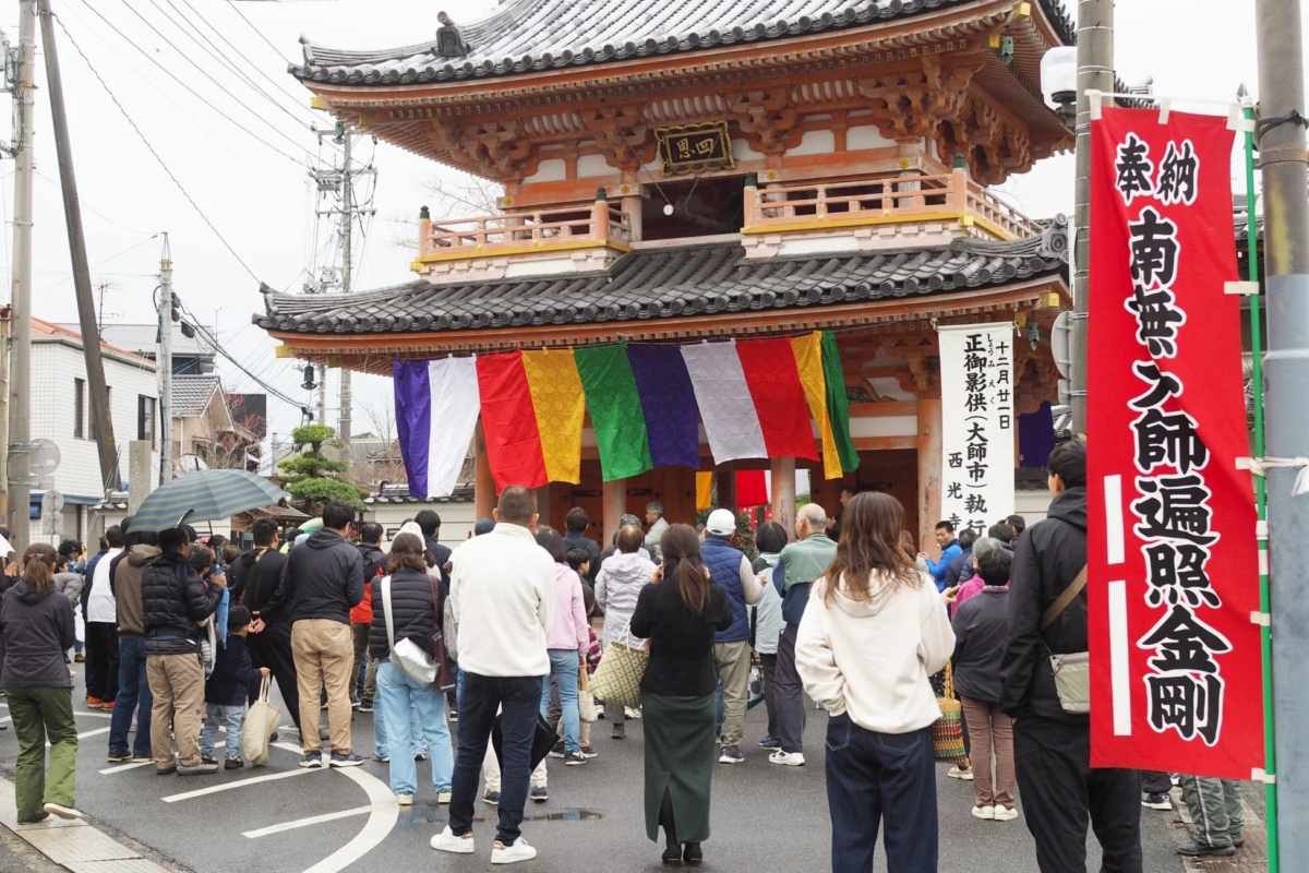 寺の前に人々が集まる様子