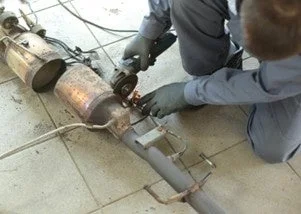 整備士が排気システム修理