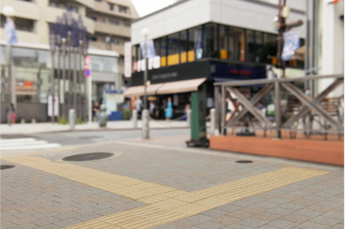 点字ブロックが敷かれた歩道と街並み