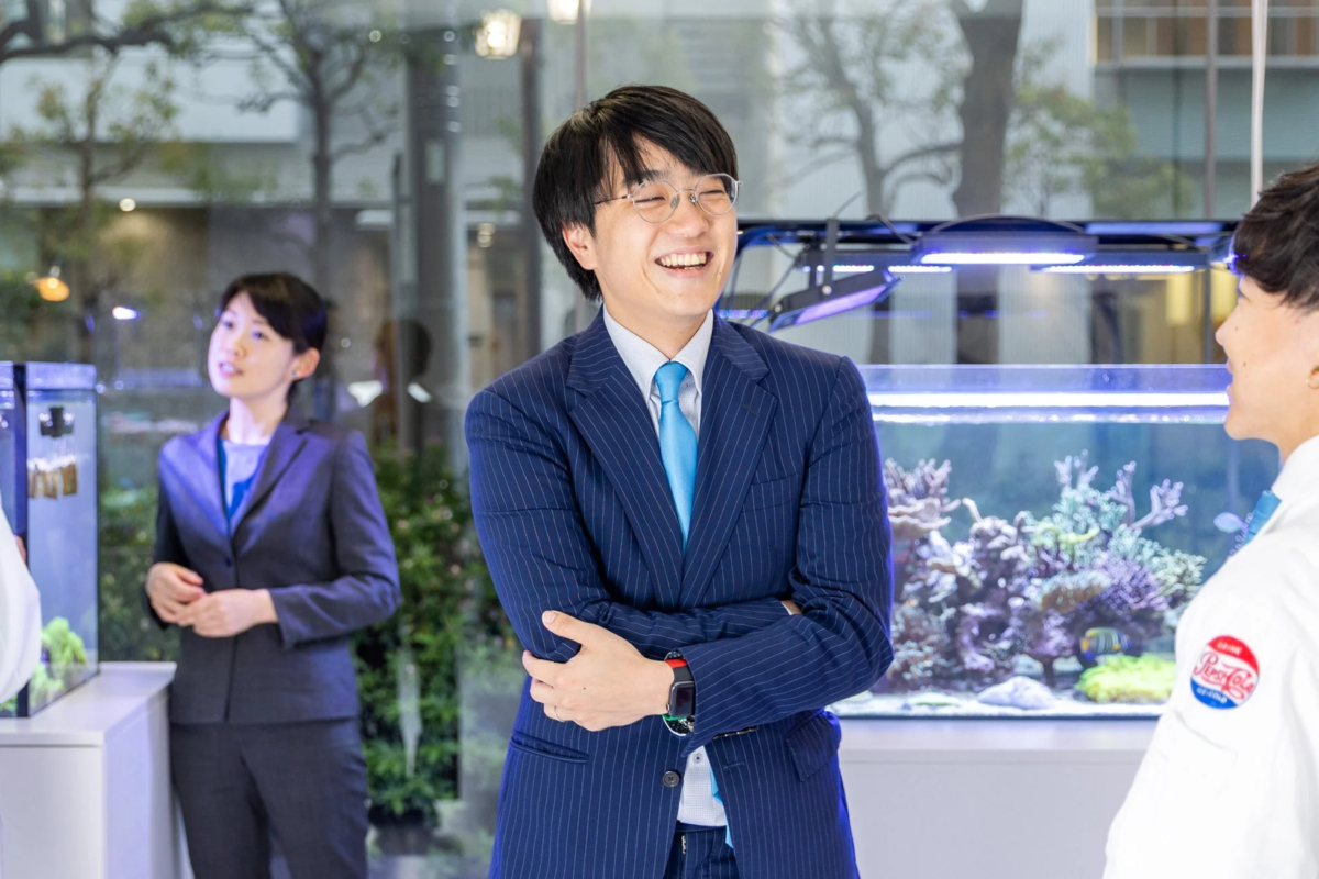水槽の前で会話するビジネスパーソン