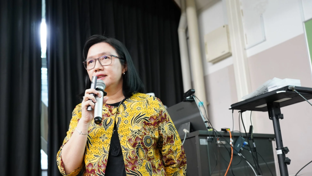 女性、スピーカー、バティック柄