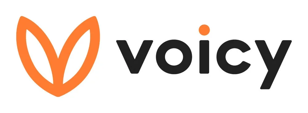 Voicyのロゴ画像。オレンジ色のV字を模したシンボルマークと、黒色の「voicy」という文字、そして「i」の点がオレンジ色で構成されています。