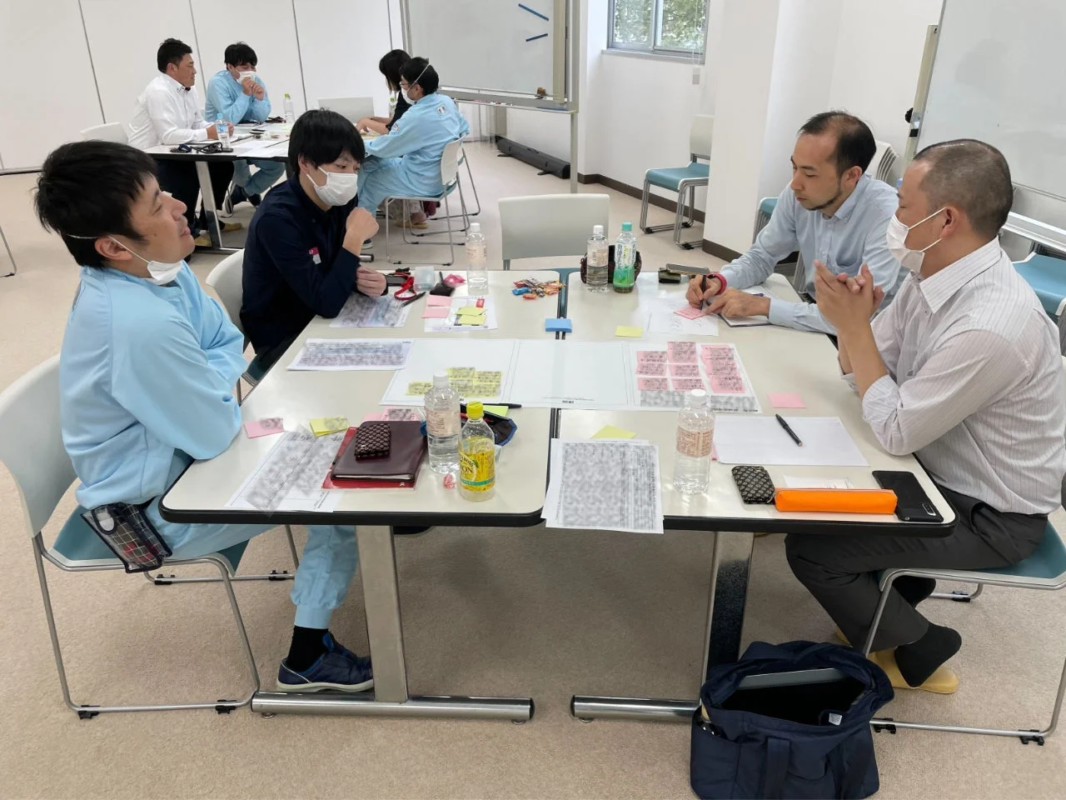 会議室でディスカッションするグループ