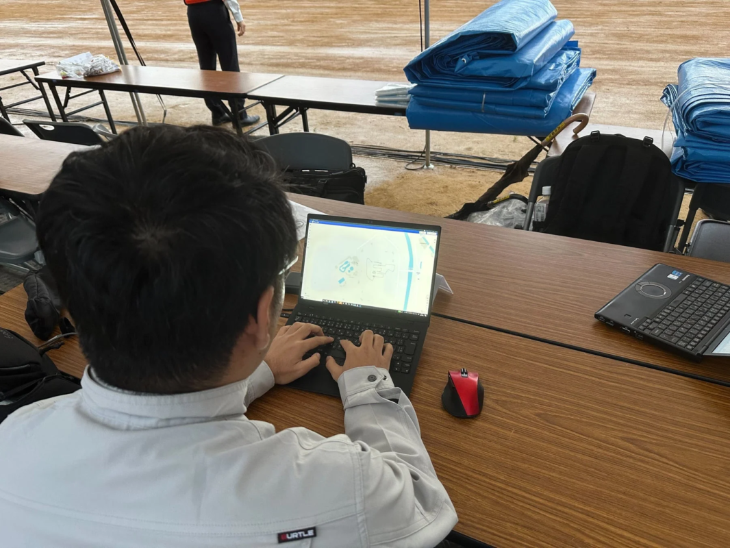 複数のドローンが上空を飛行する様子