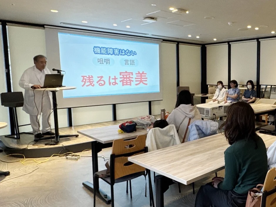 講演を行う古郷幹彦先生とスライド