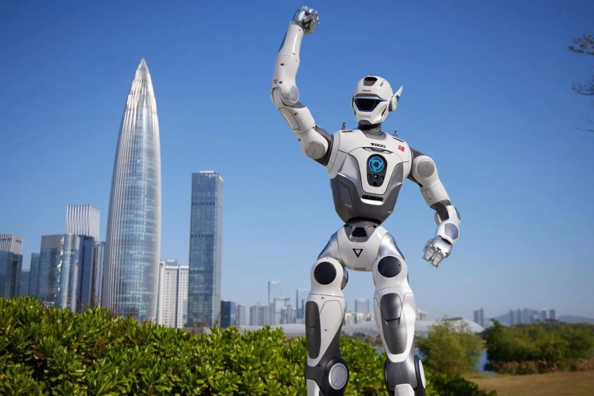 晴れた青空の下、未来的なヒューマノイドロボットが都市の超高層ビル群を背景に力強いポーズをとっている