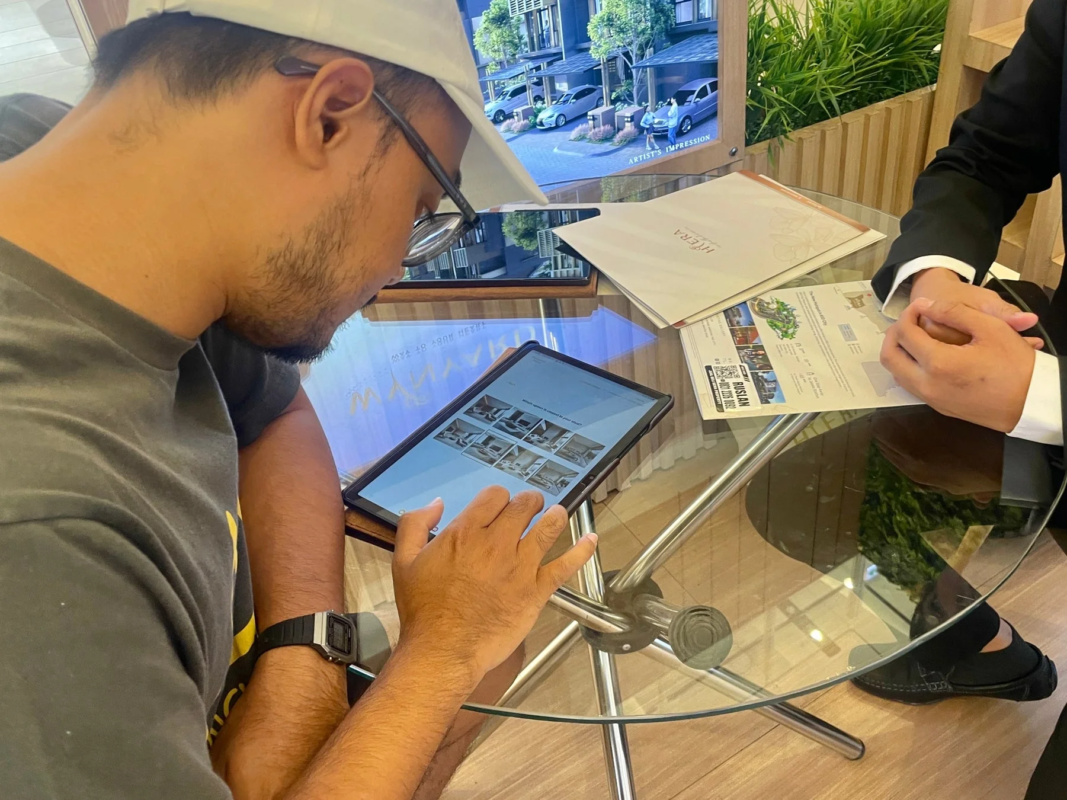 商談中のタブレット画面