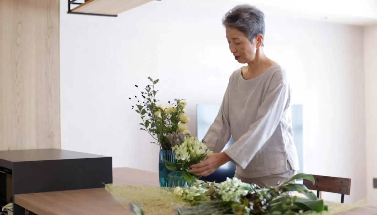 花を活ける女性