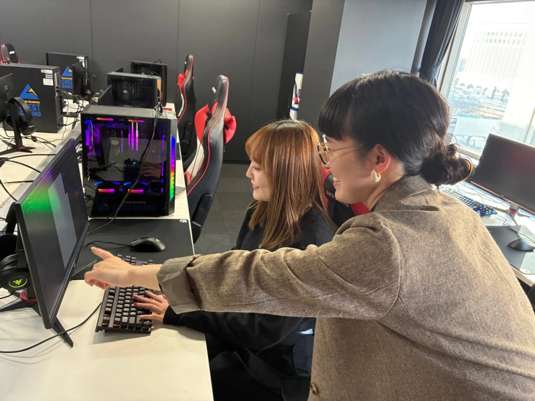 eスポーツ教室のような指導風景