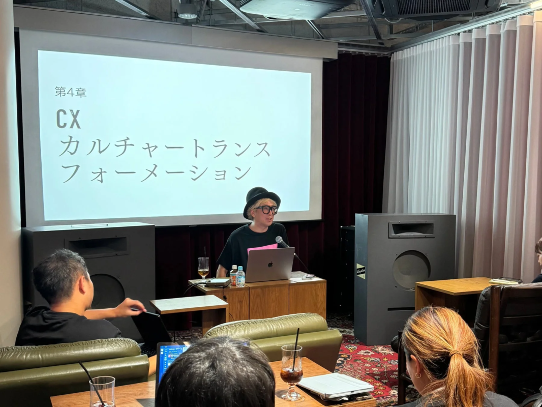 室内でプレゼンテーションが行われている様子