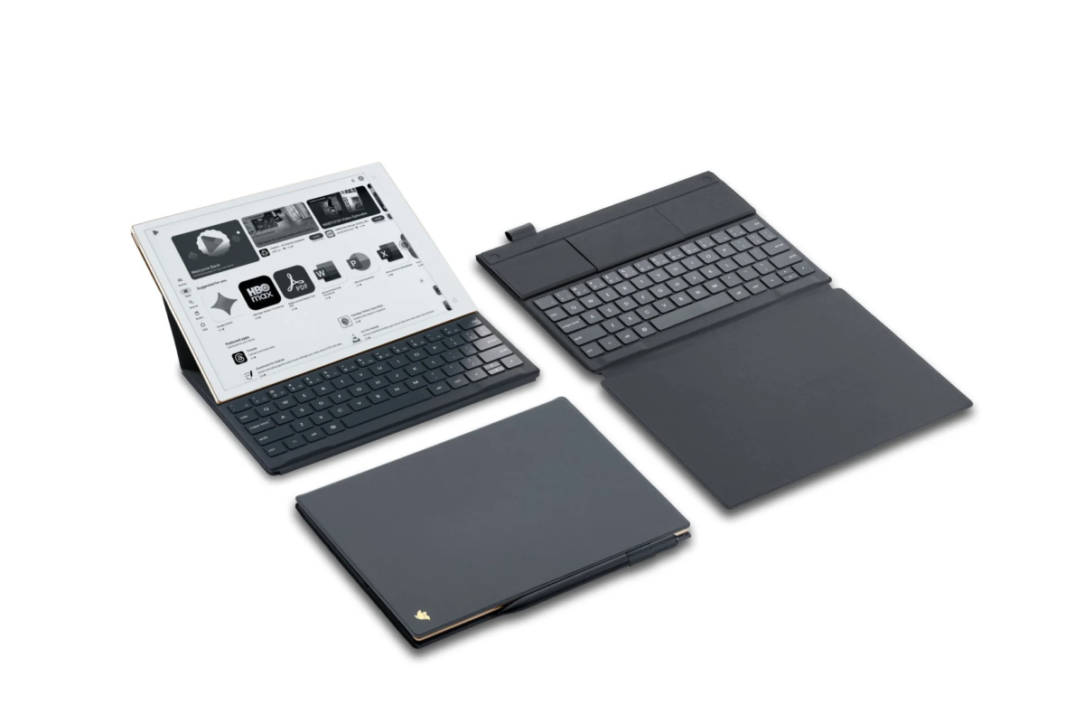 アプリストアの画面を表示したタブレット型デバイスと、それに対応する着脱式キーボード