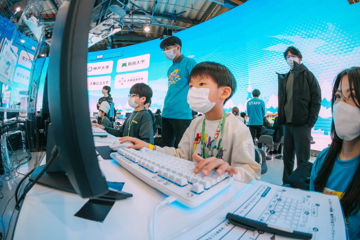 eスポーツ体験ブースで真剣にパソコンを操作する子どもたち