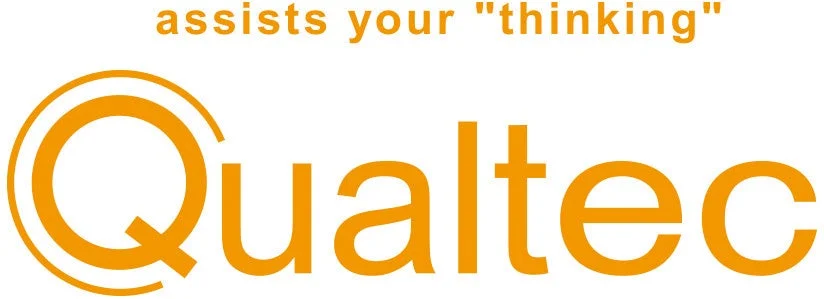 Qualtecという企業名と「assists your "thinking"」というスローガンがオレンジ色の文字で書かれたロゴ画像です。思考をサポートする企業のブランディングを示唆しています。