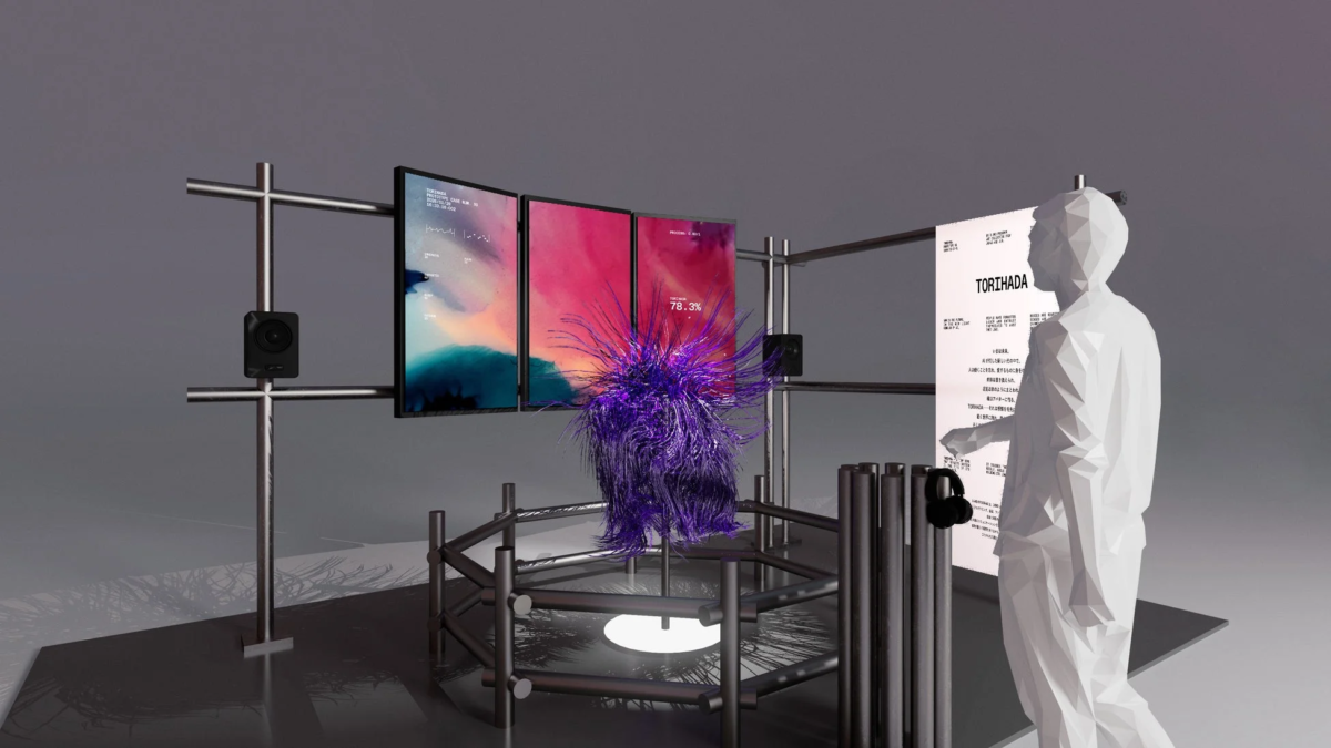 「TORIHADA」をテーマにした、未来的なアートインスタレーションの様子。複数のスクリーンに抽象的なグラフィックやデータが表示され、中央には紫色の有機的なオブジェが配置されている。白いパネルには感情やAIに関する日本語と英語のテキストがあり、ローポリゴン調の人物が鑑賞している。